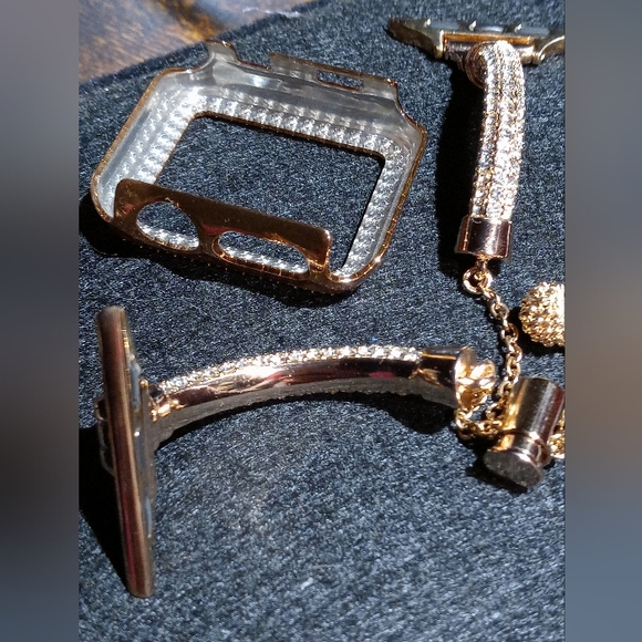 Rose Gold Inspired and Crystal Apple Watch Face Case and Band - Picture 2 of 5